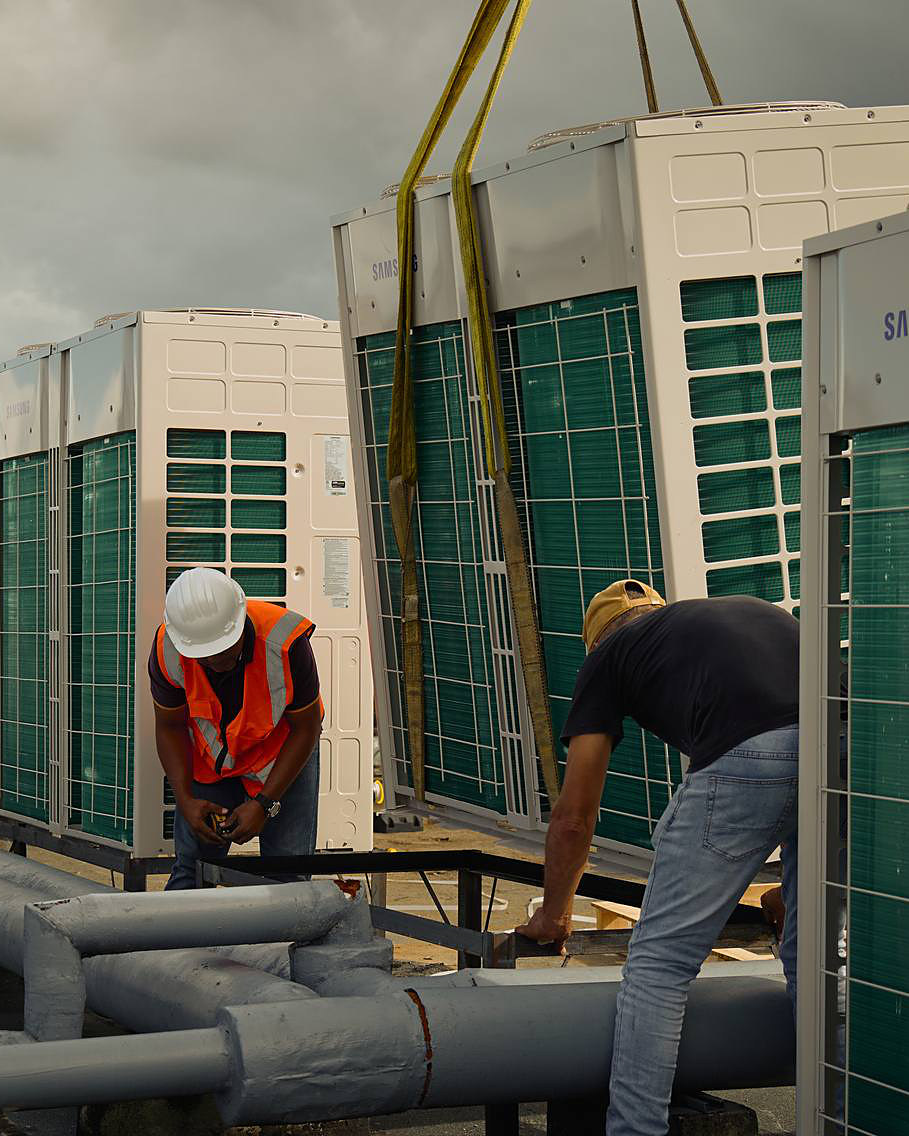 Técnicos instalando chillers modulares Samsung en azotea