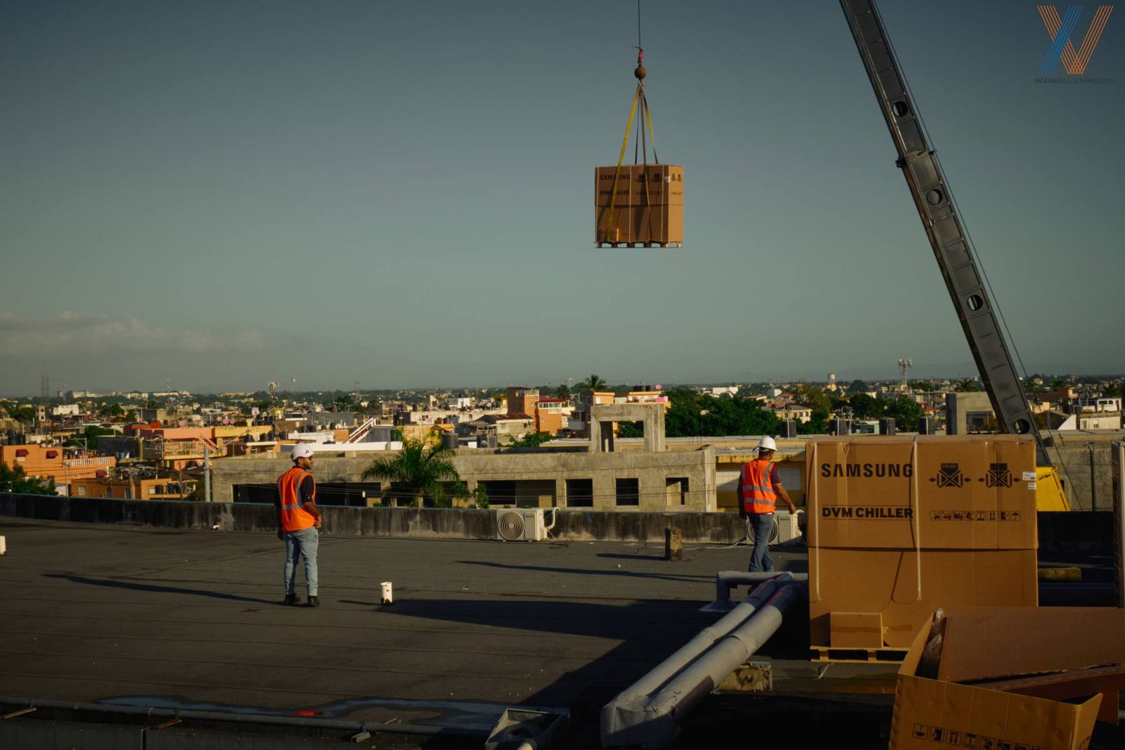 Técnicos instalando chillers modulares